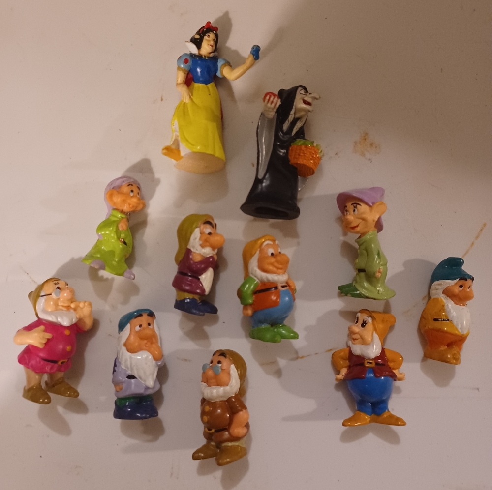 Snow White and the 7 Dwarfs 1 and 2 inch Figurines